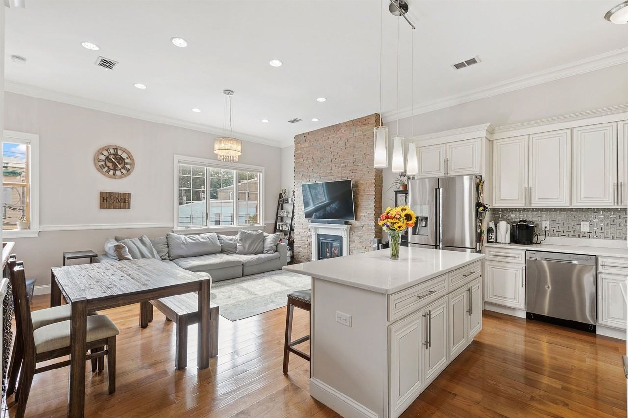 305 New York Ave #2 - Photo 6 of 16