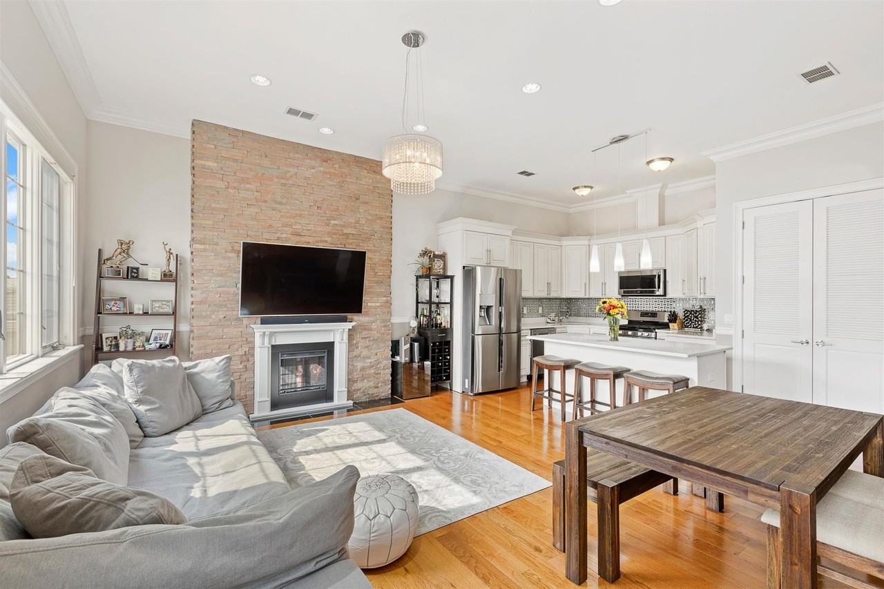305 New York Ave #2 - Photo 7 of 16
