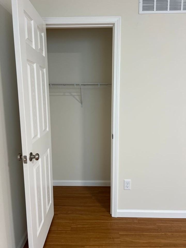 466 London Ct - Photo 4 of 19
