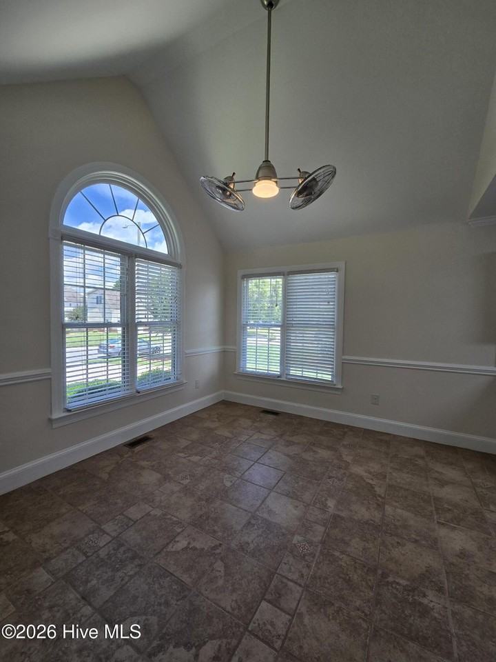 102 White Oak Dr - Photo 7 of 29