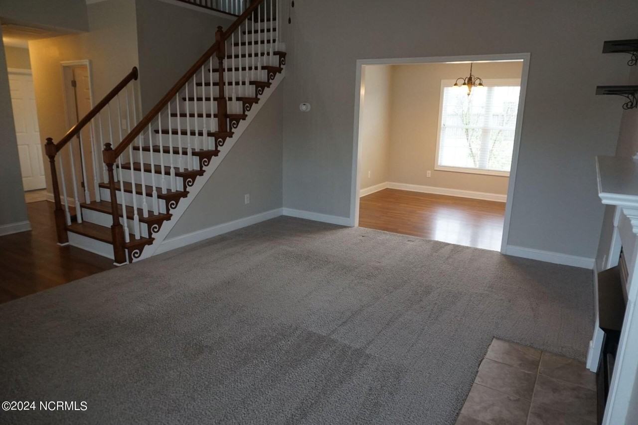 407 Sundown Ct - Photo 7 of 37