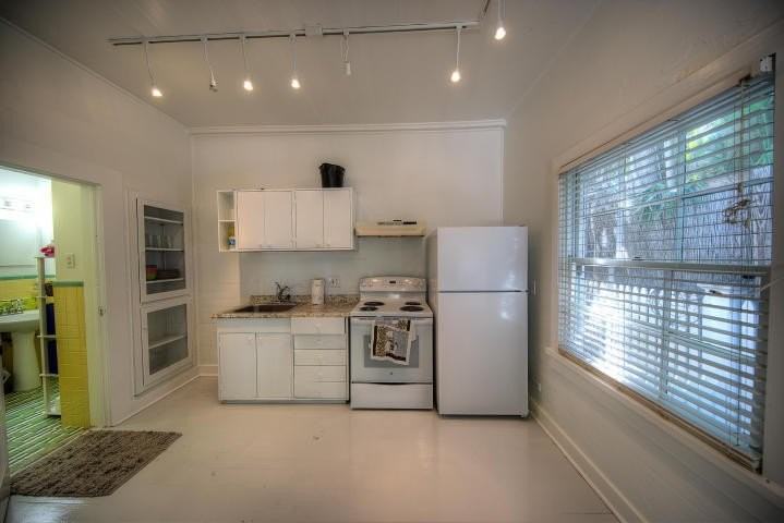 742 Windsor Ln - Photo 3 of 7