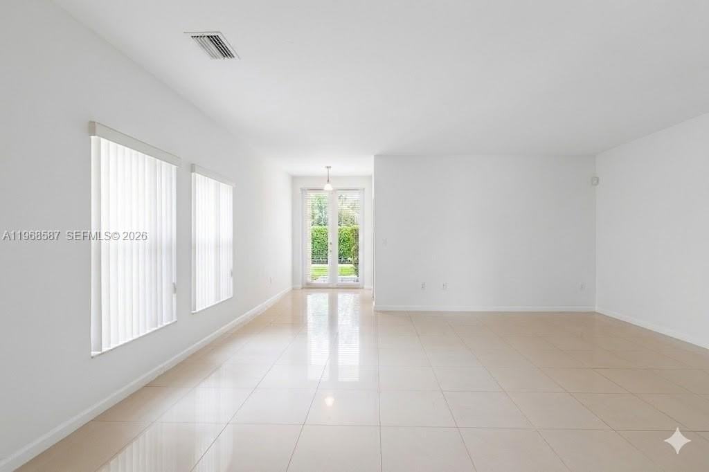 2780 Sw 33rd Ave - Photo 4 of 47
