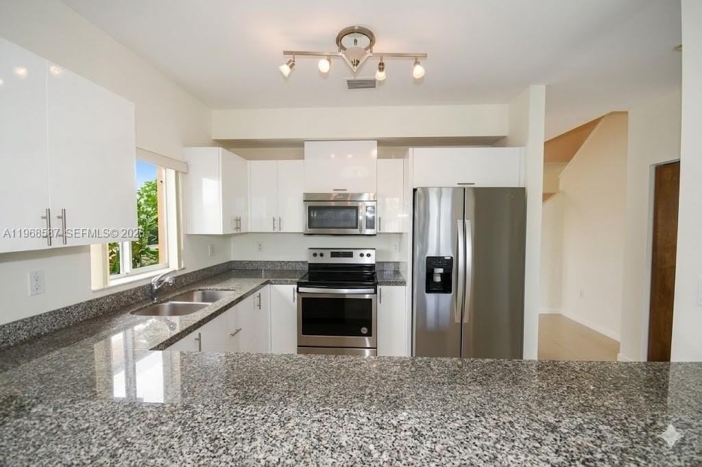 2780 Sw 33rd Ave - Photo 5 of 47