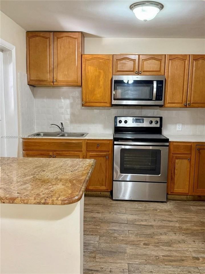 1251 Nw 29th Ter #1 - Photo 6 of 31