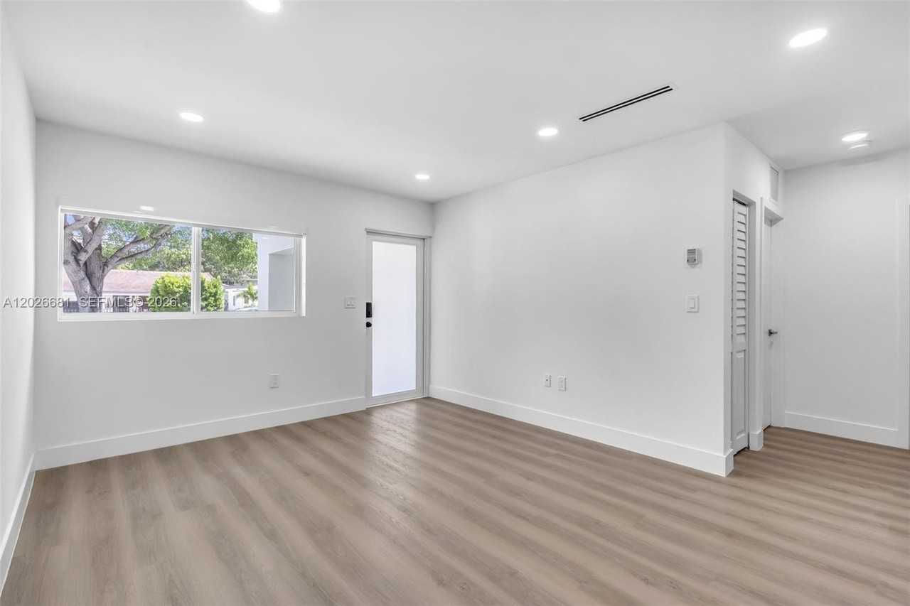 2810 Sw 26th St #2810 - Photo 3 of 19