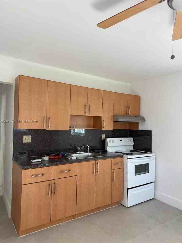 242 Sw 11th St #3 - Photo 2 of 4