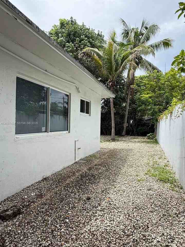 6723 Ne Miami Pl #1-4 - Photo 4 of 21