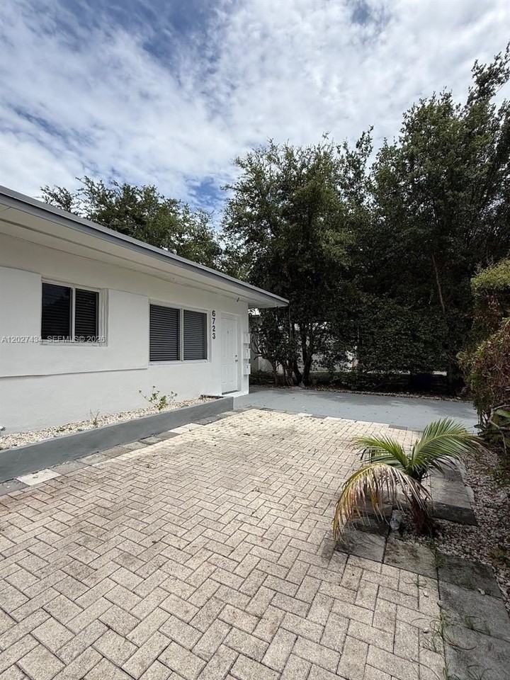 6723 Ne Miami Pl #1-4 - Photo 6 of 21