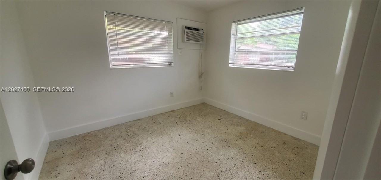 1032 Sw 10th St - Photo 2 of 8