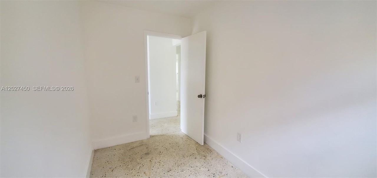 1032 Sw 10th St - Photo 4 of 8