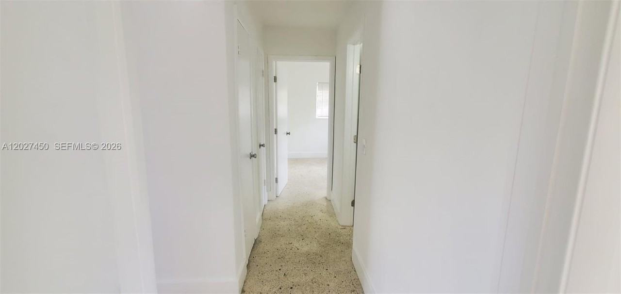 1032 Sw 10th St - Photo 5 of 8