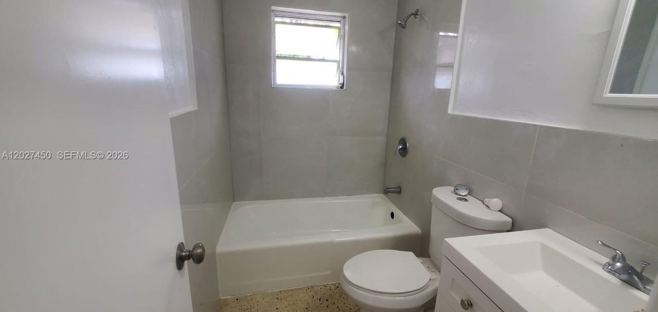 1032 Sw 10th St - Photo 6 of 8