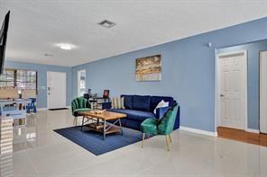 291 Sw 2nd St - Photo 5 of 8