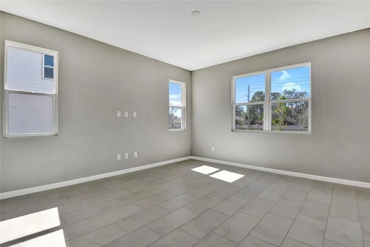 560 Summit River Dr - Photo 5 of 15