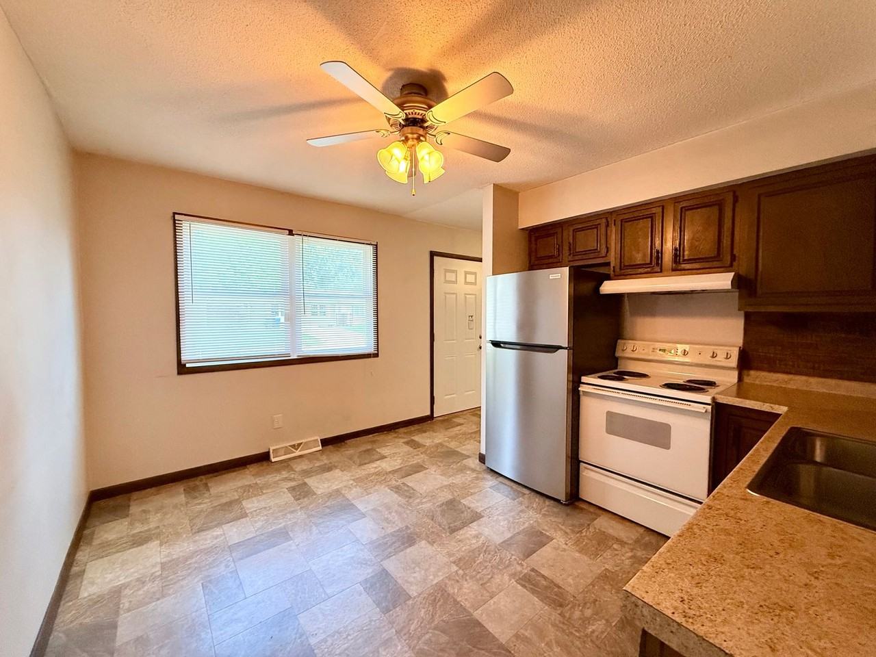 220 Hawkeye Way - Photo 3 of 10