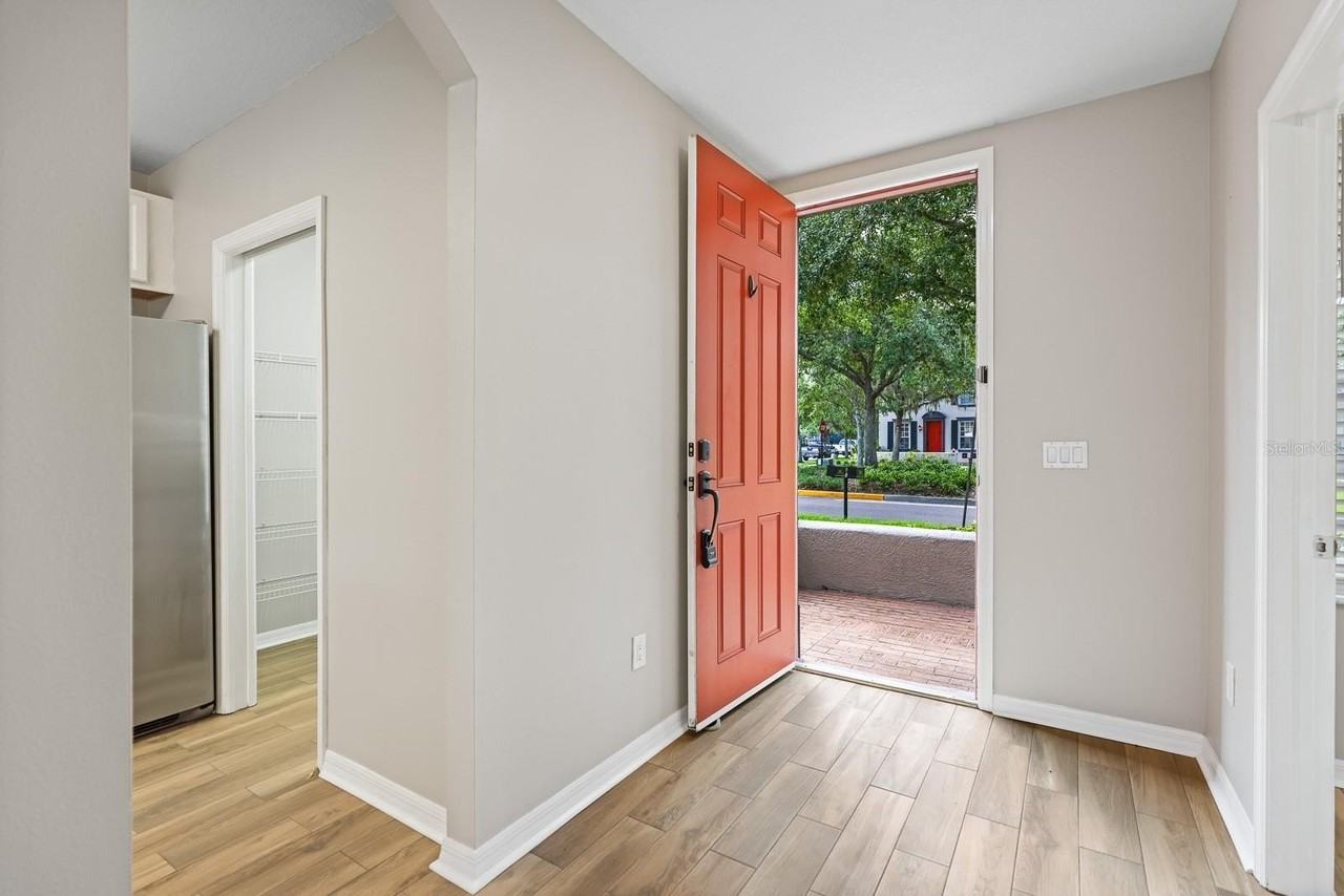 6123 Fishhawk Crossing Blvd - Photo 4 of 38