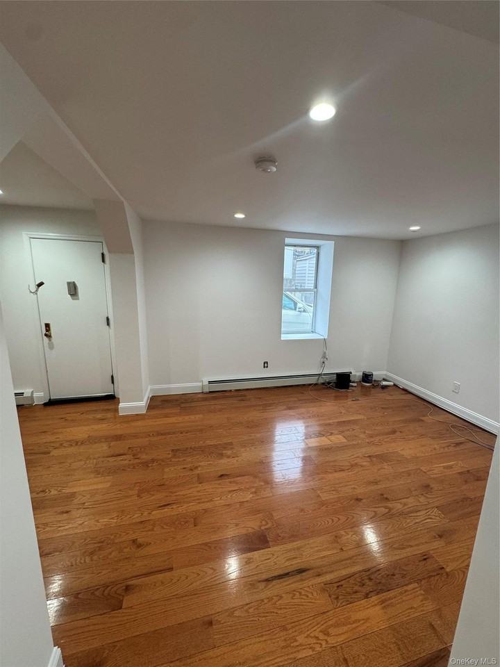 2031 Tomlinson Ave #1R - Photo 4 of 14