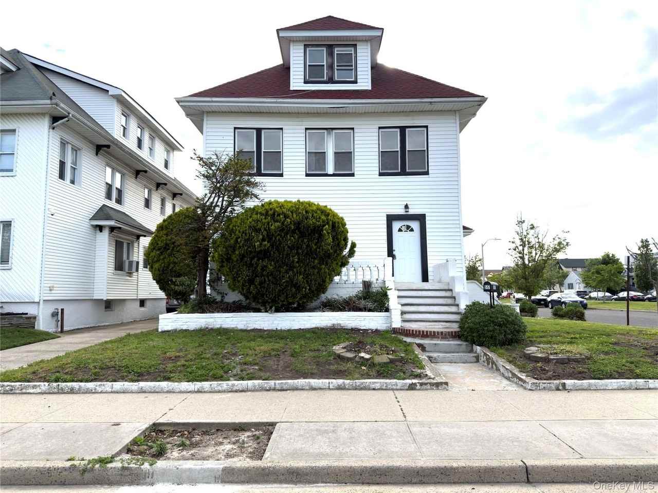 517 Laurelton Blvd - Photo 2 of 17