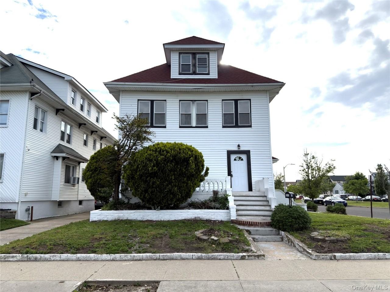 517 Laurelton Blvd - Photo 3 of 17