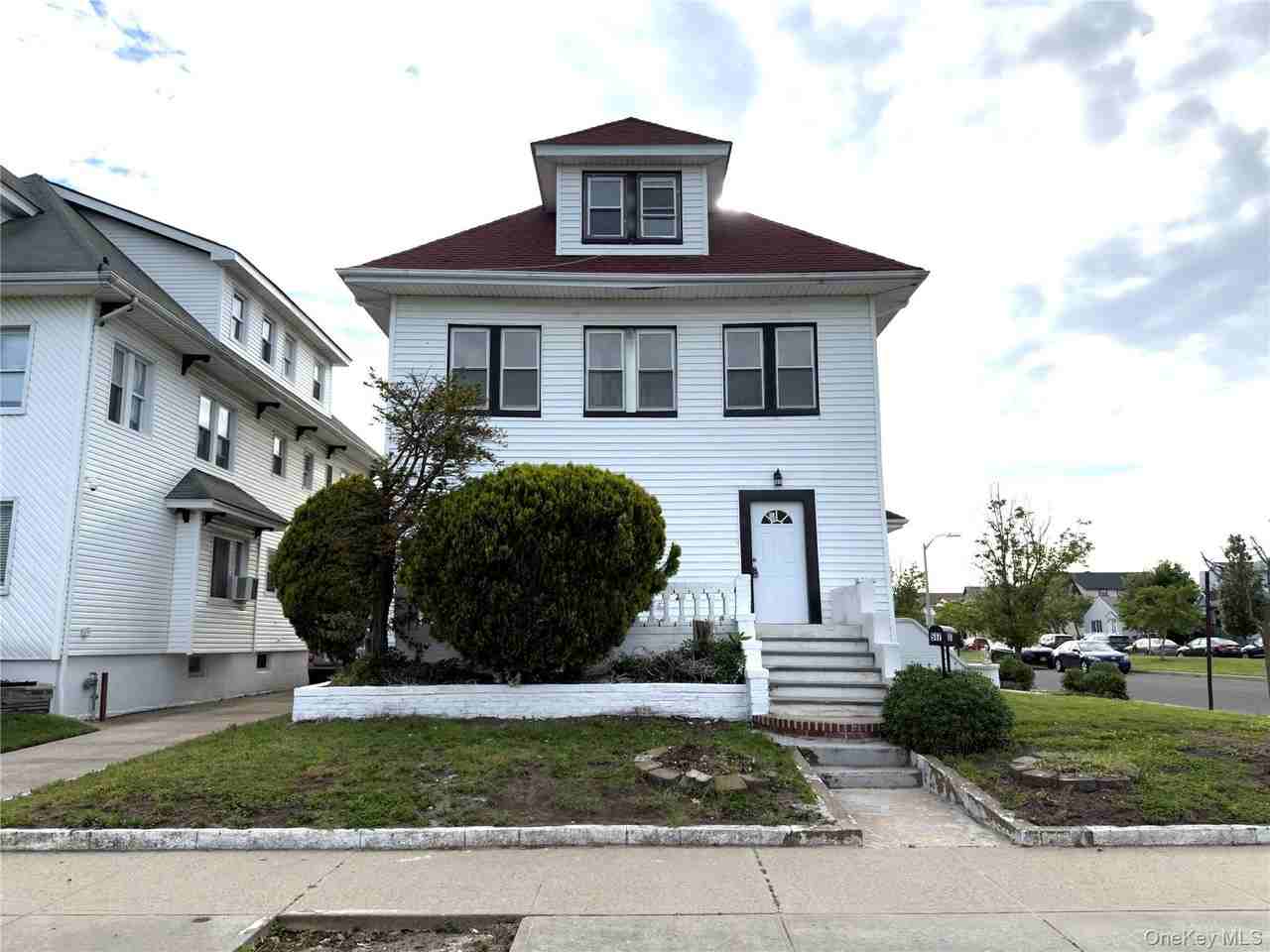 302 W Hudson St - Photo 2 of 22