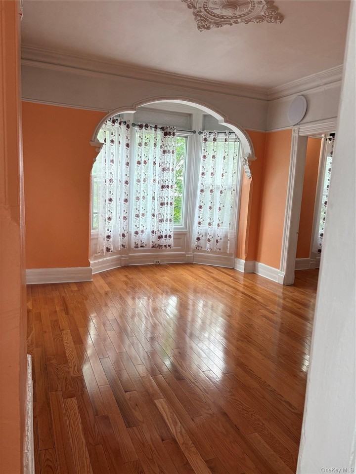90 Schenck Ave - Photo 3 of 9