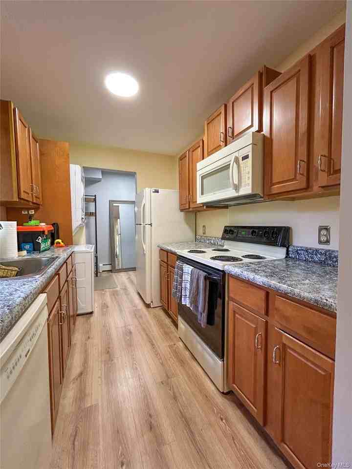 5 Loudon Dr #9 - Photo 3 of 7