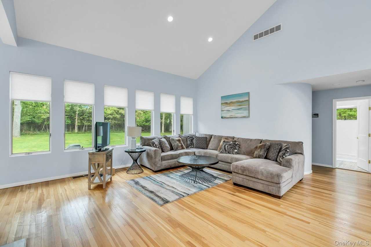 35 Bay Ave W - Photo 7 of 43