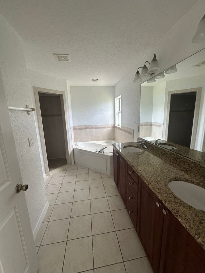 7146 Sw 134th St - Photo 5 of 9