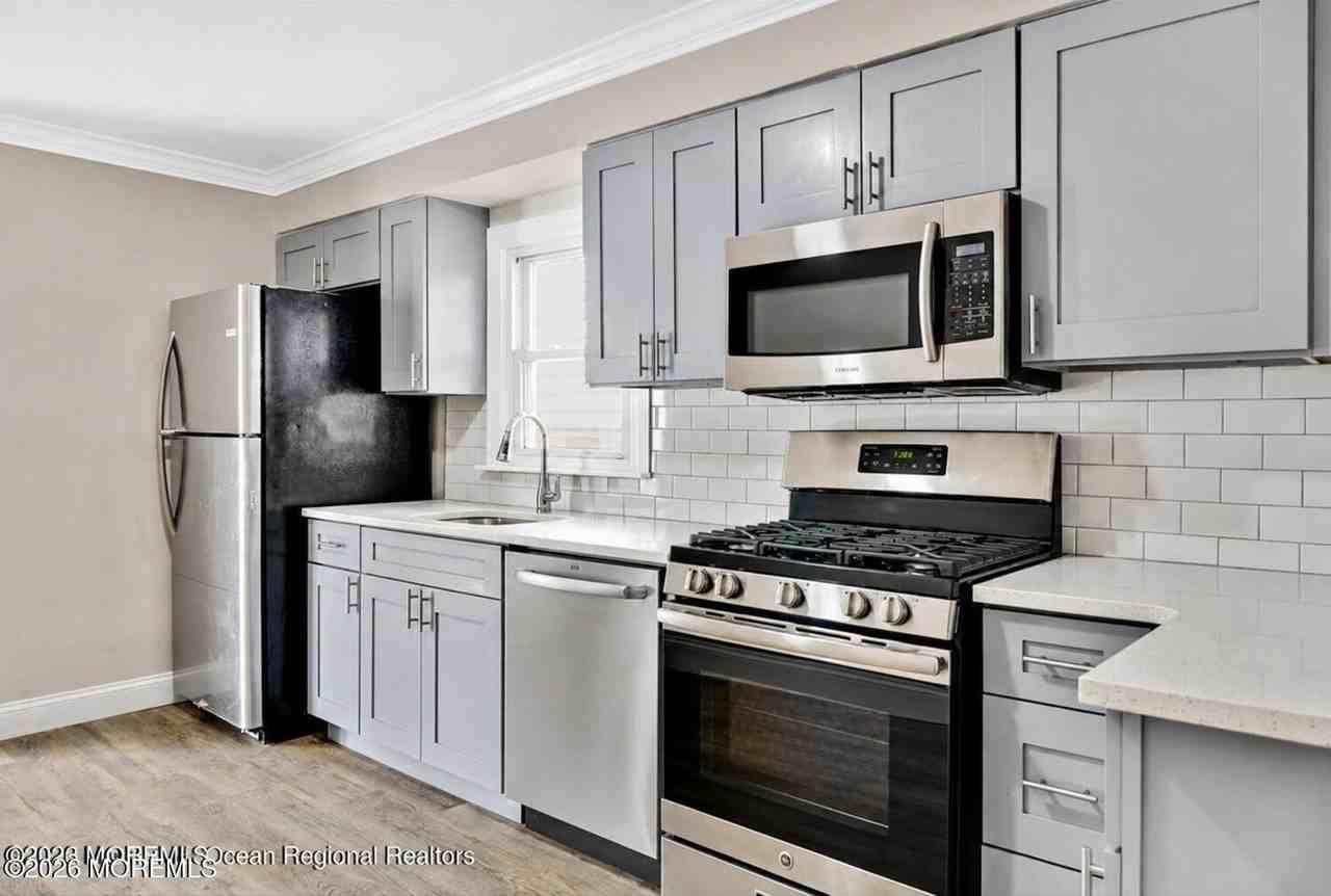 907 Bond St #1 - Photo 3 of 18