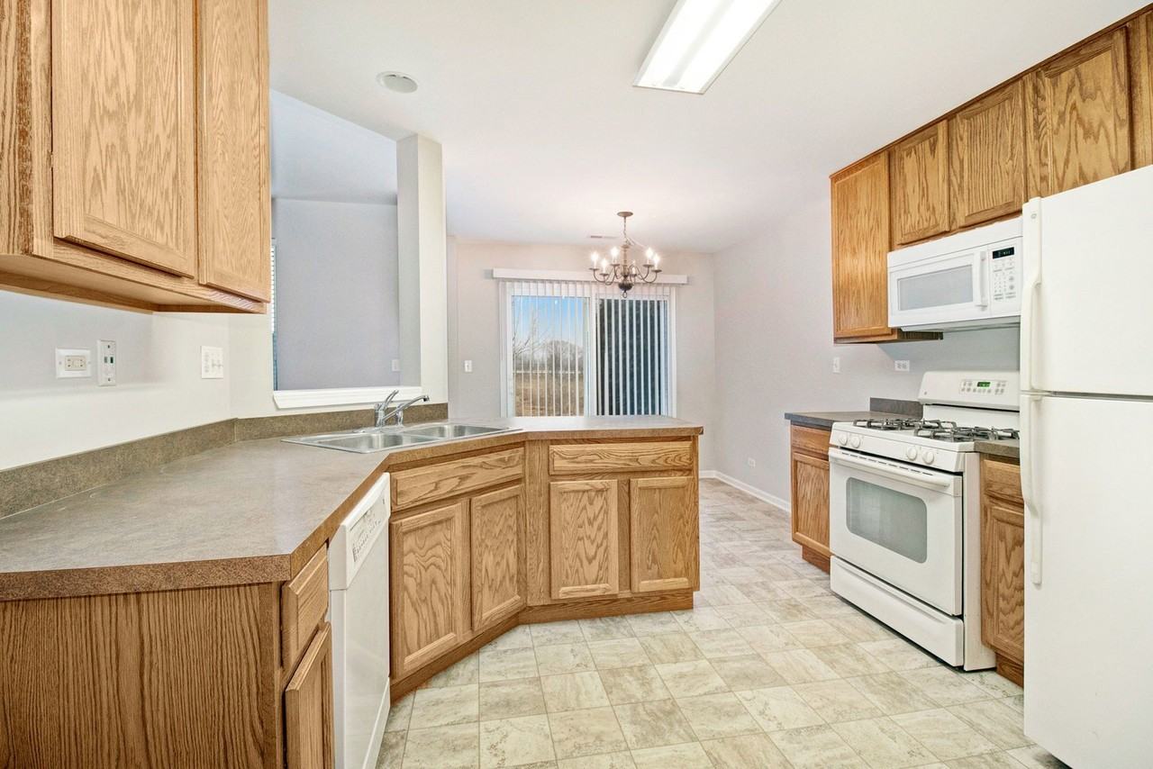 409 Metropolitan St - Photo 7 of 20