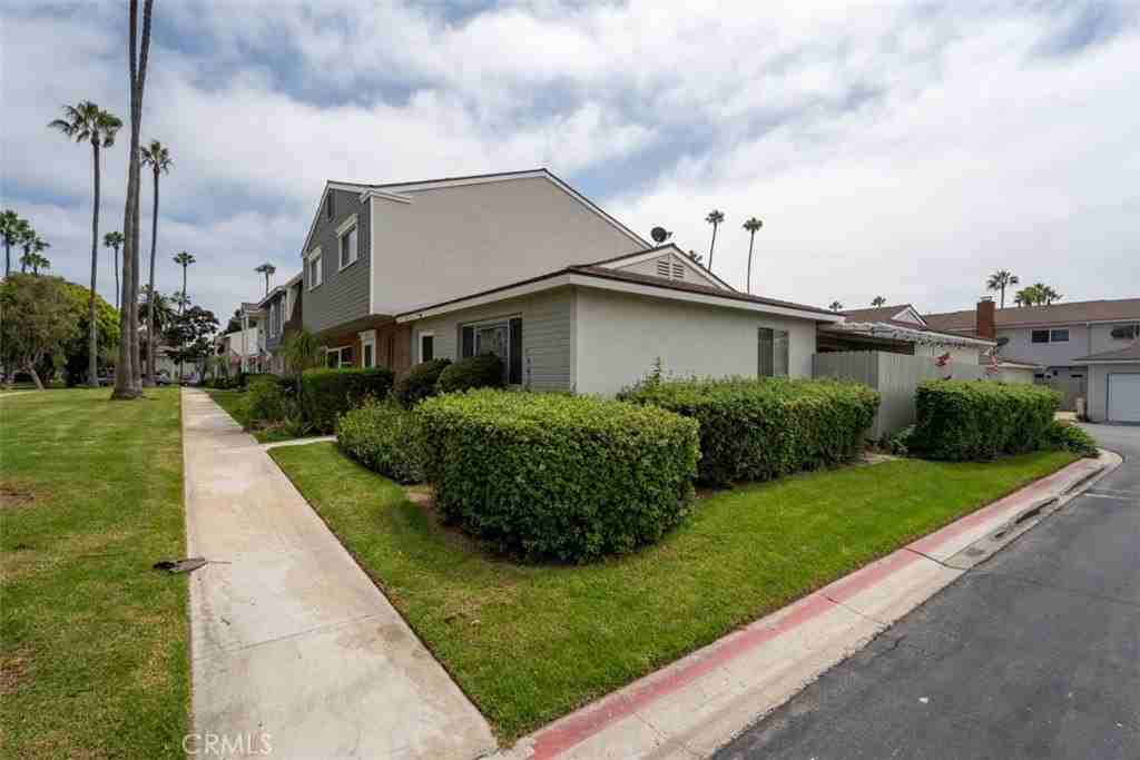 8115 Woolburn Dr - Photo 4 of 21