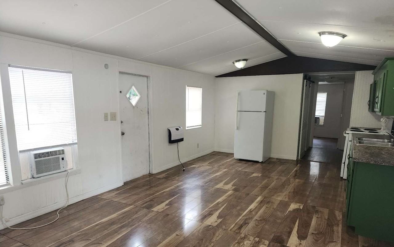 320 Nw Ridgewood Ave - Photo 2 of 10
