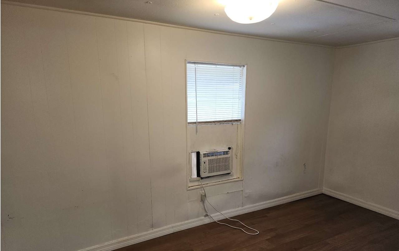 320 Nw Ridgewood Ave - Photo 3 of 10