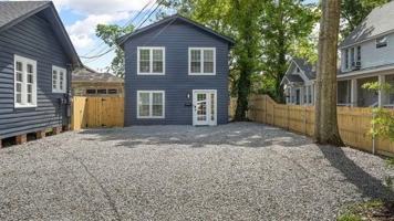 featured image of 208 S Oak St