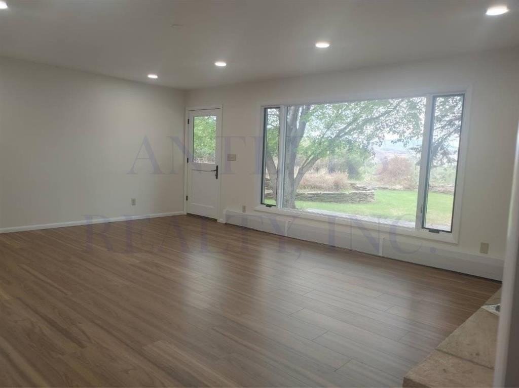 2537 Newton Ave - Photo 4 of 17