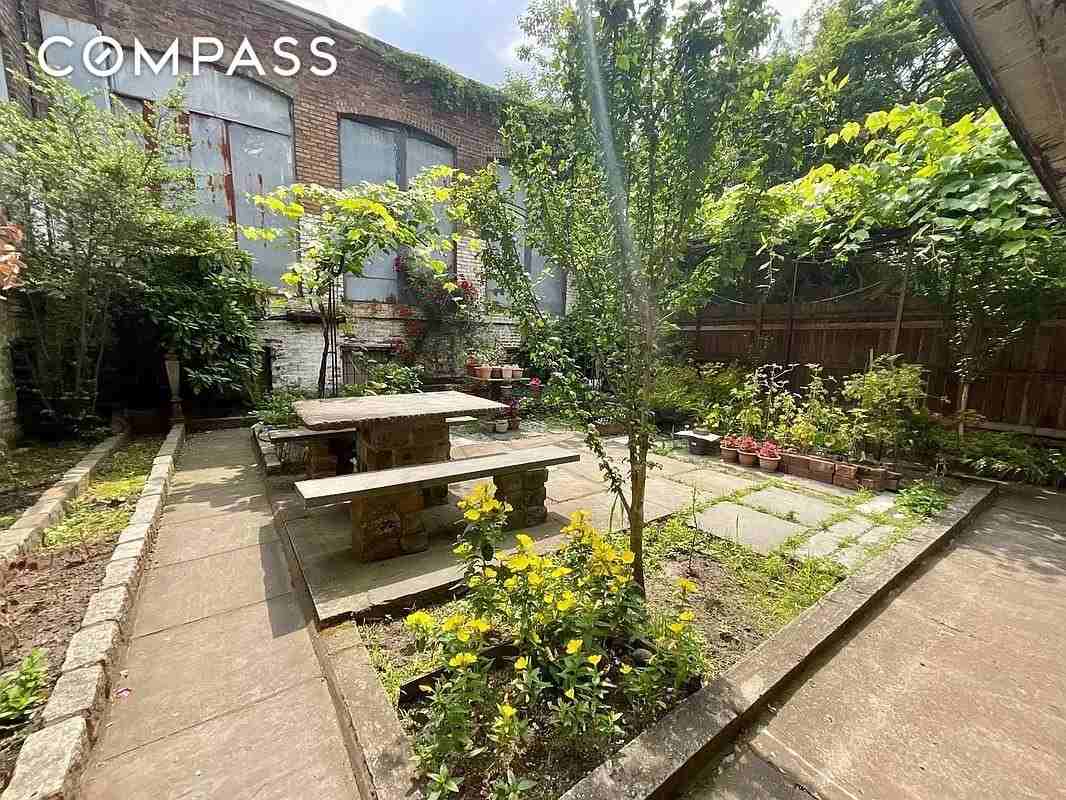 318 11th St #1R - Photo 6 of 7