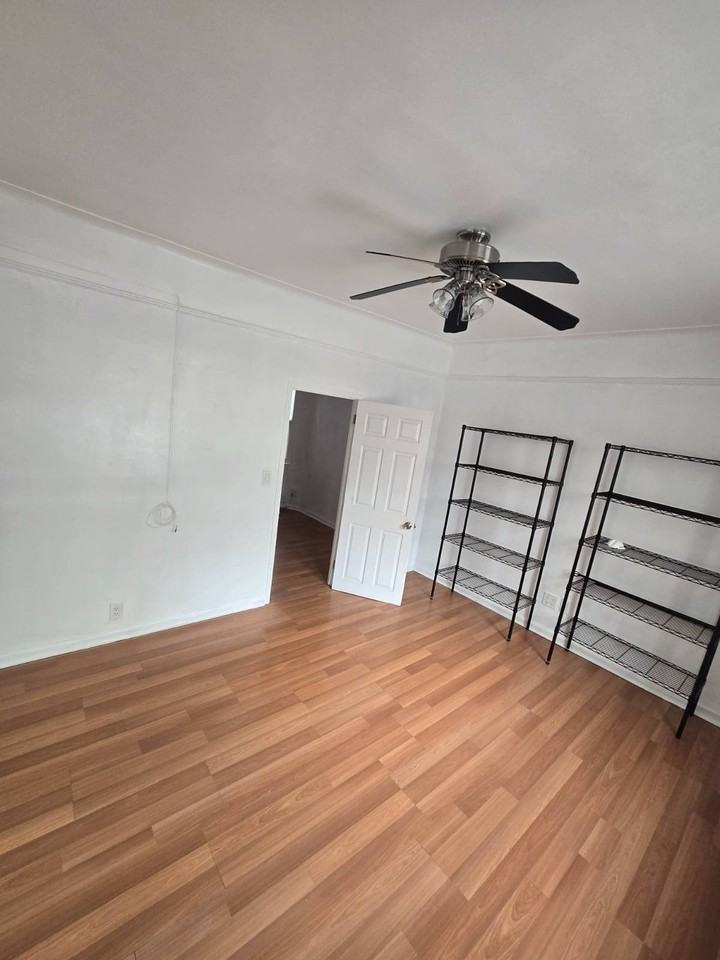 5150 48th St - Photo 5 of 10