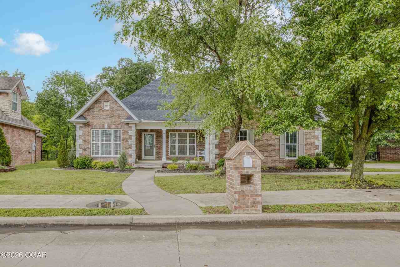 2813 Waters Edge Blvd - Photo 2 of 28