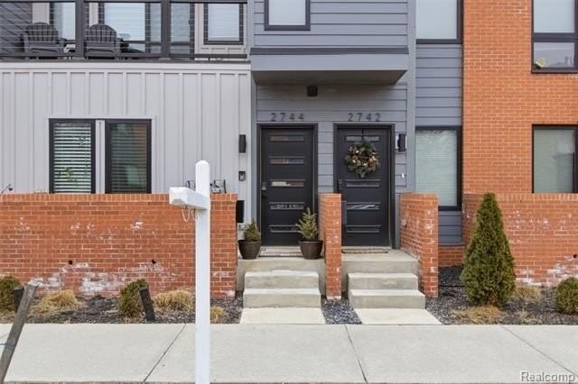 2744 Harrison St - Photo 2 of 16