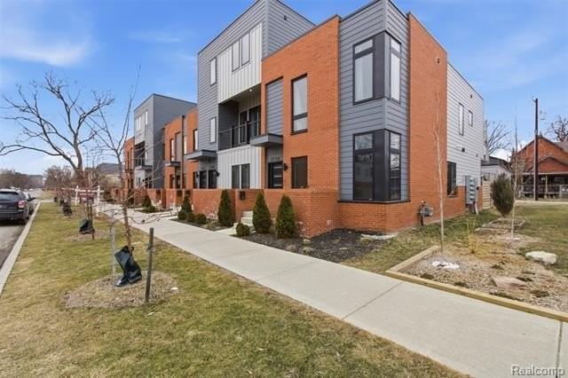2744 Harrison St - Photo 4 of 16