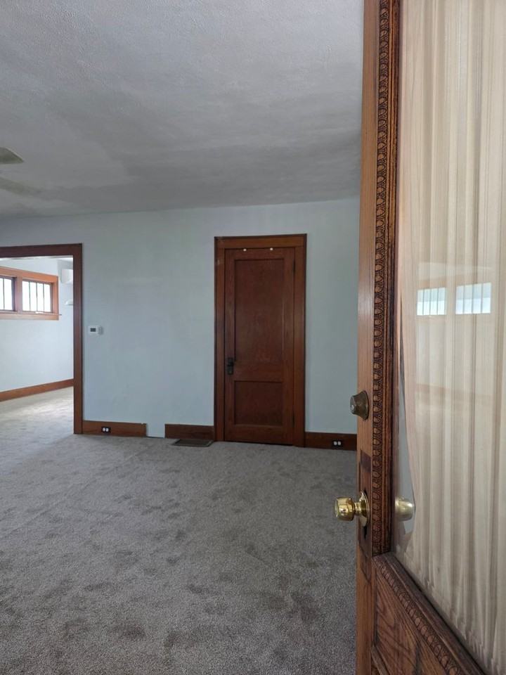 315 N Summit St - Photo 2 of 25