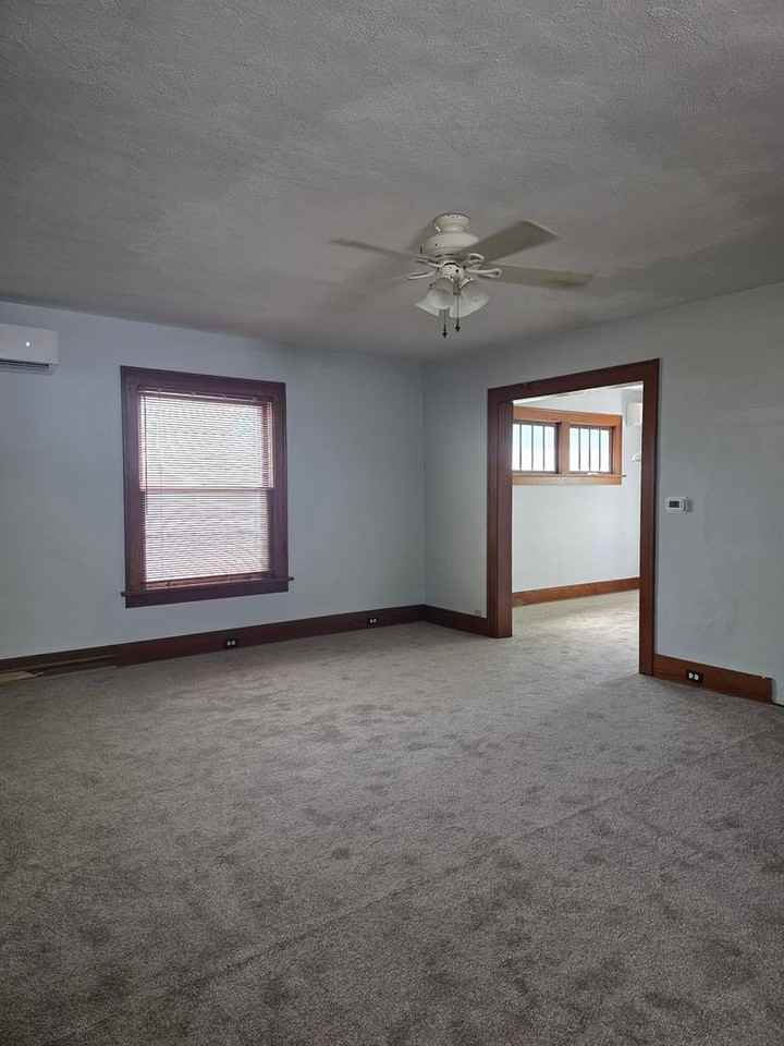 315 N Summit St - Photo 3 of 25