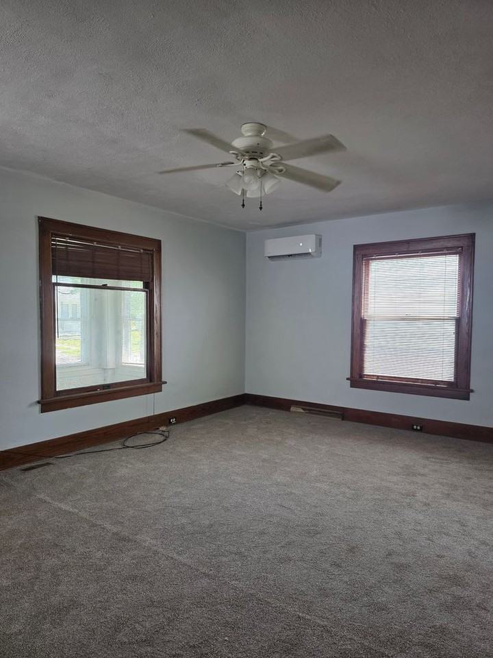 315 N Summit St - Photo 4 of 25