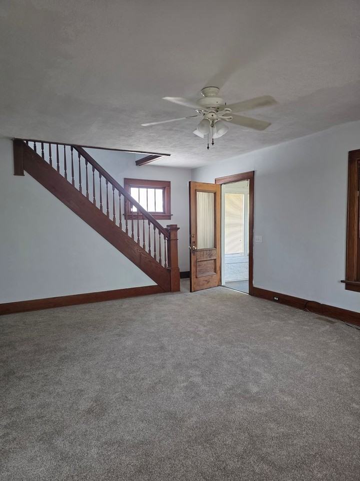 315 N Summit St - Photo 5 of 25