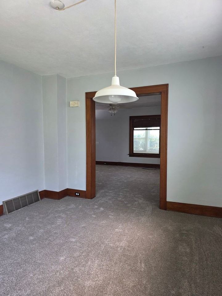 315 N Summit St - Photo 7 of 25