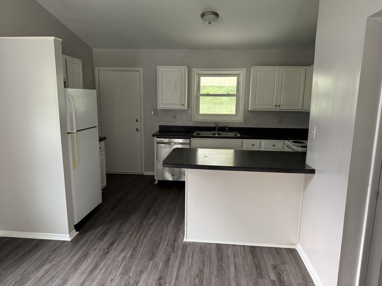 109 Twin Wood Dr - Photo 3 of 6