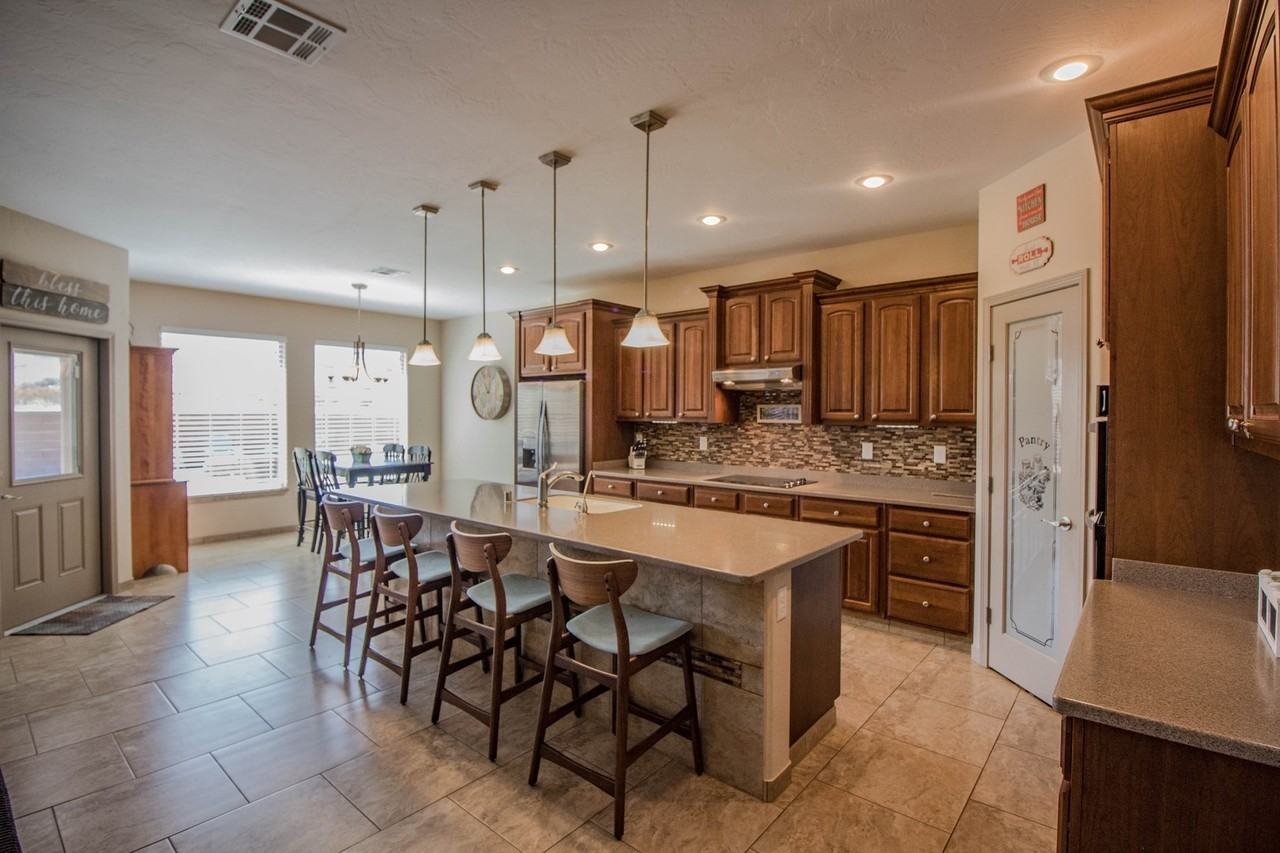 1155 Santiago St - Photo 2 of 32