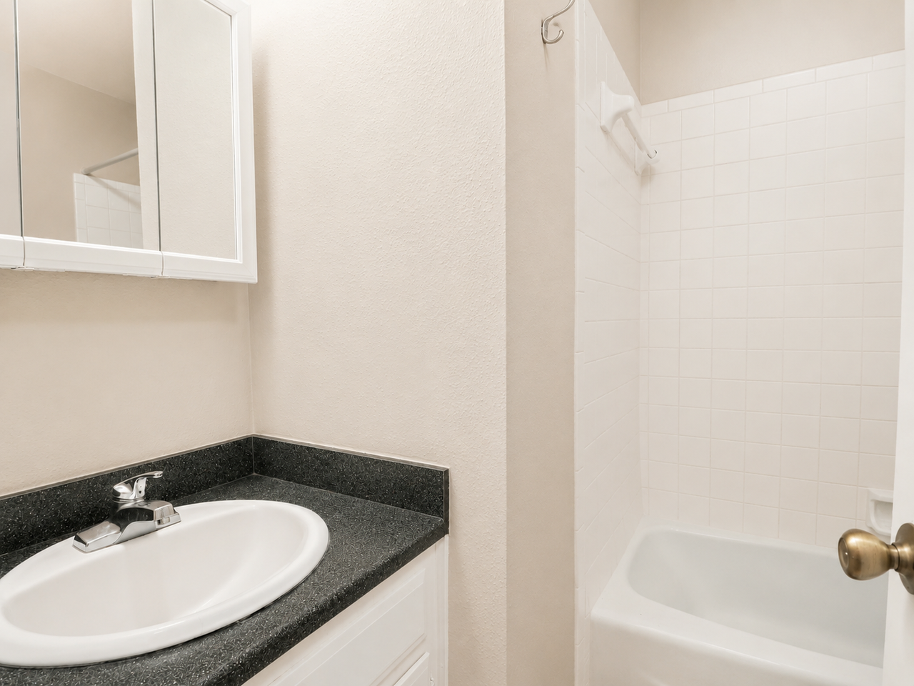 5201 Hedgewood Dr - Photo 7 of 15