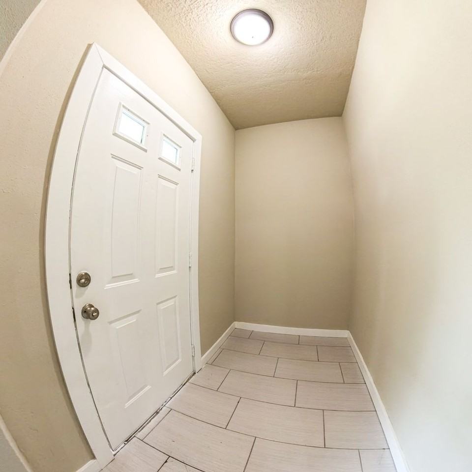 1421 11th St - Photo 2 of 22